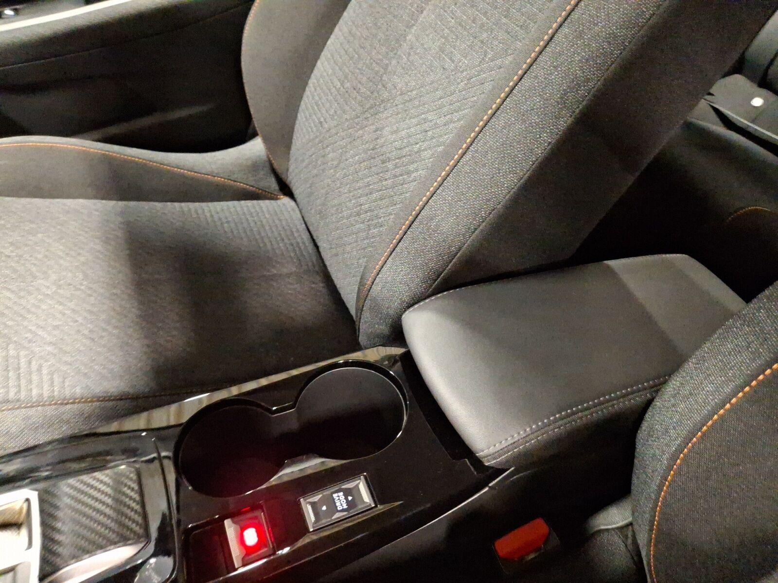 Grå Peugeot e-208 fra 2025