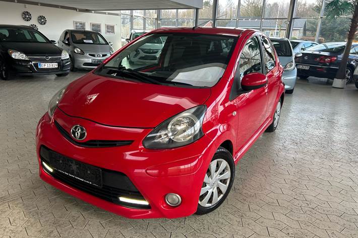 Rød Toyota Aygo fra 2014 set udefra