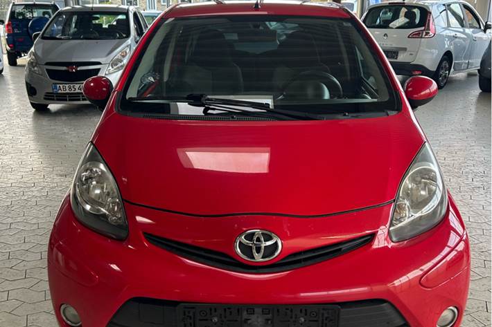 Rød Toyota Aygo fra 2014