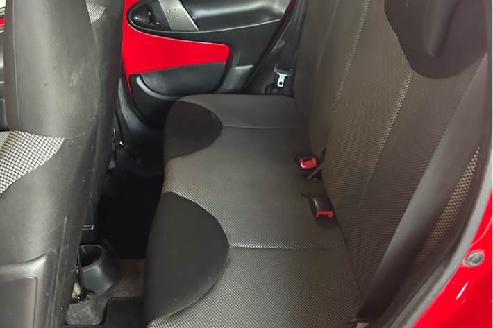 Rød Toyota Aygo fra 2014