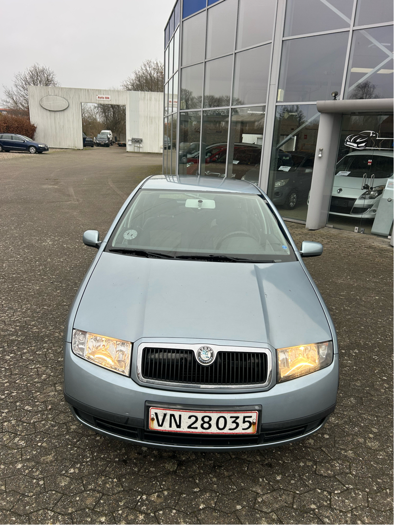 Blå Skoda Fabia fra 2003