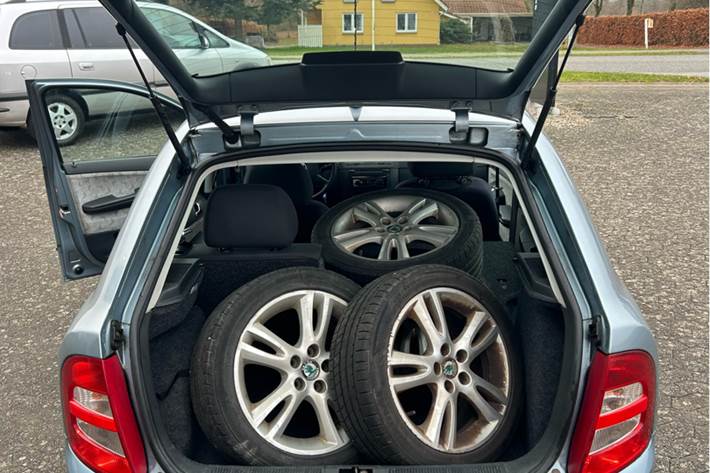 Blå Skoda Fabia fra 2003