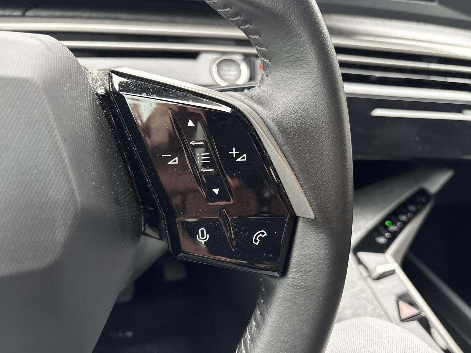 Sort Peugeot e-5008 fra 2024