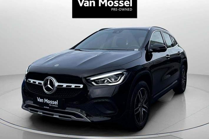 Sort Mercedes GLA250 e fra 2022 set udefra
