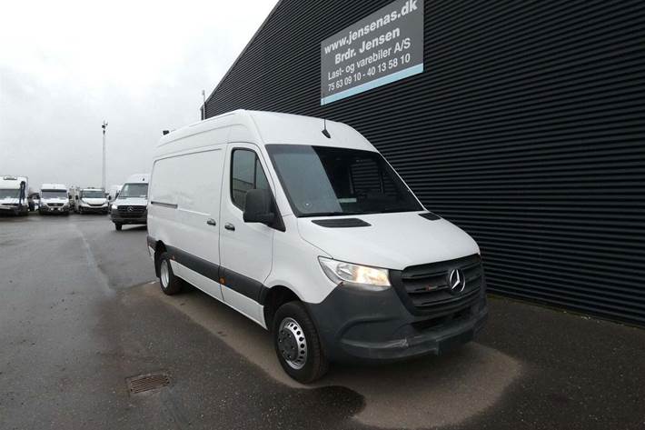 Hvid Mercedes Sprinter 516 fra 2020 set udefra