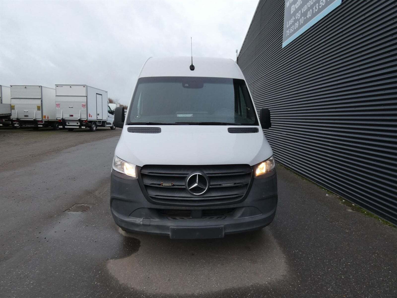 Hvid Mercedes Sprinter 516 fra 2020 set udefra
