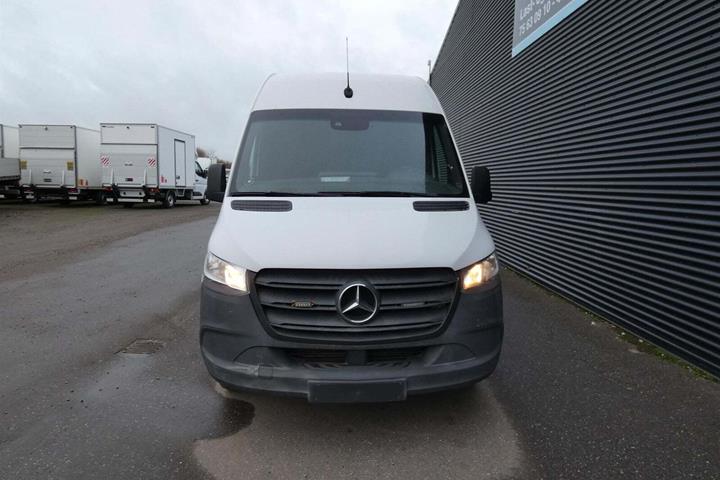 Hvid Mercedes Sprinter 516 fra 2020 set udefra