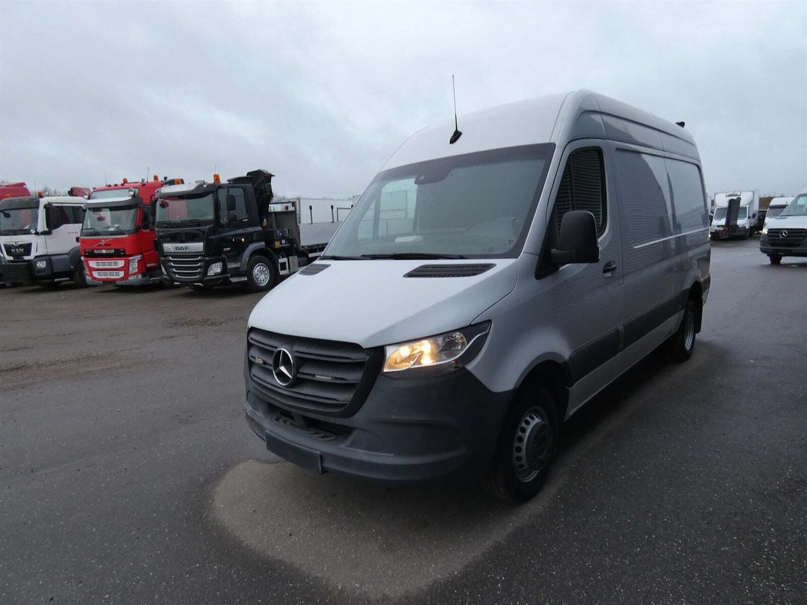 Hvid Mercedes Sprinter 516 fra 2020 set udefra