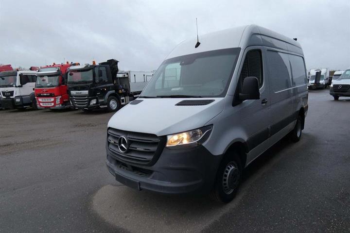 Hvid Mercedes Sprinter 516 fra 2020 set udefra