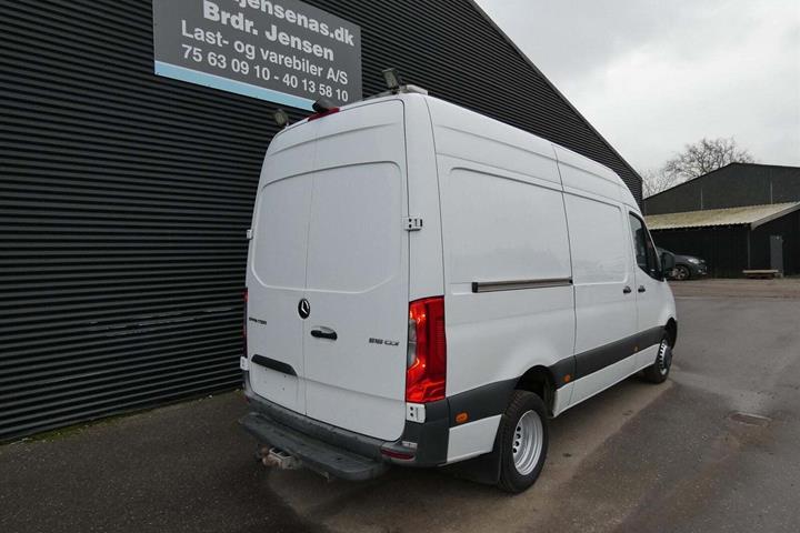 Hvid Mercedes Sprinter 516 fra 2020 set udefra