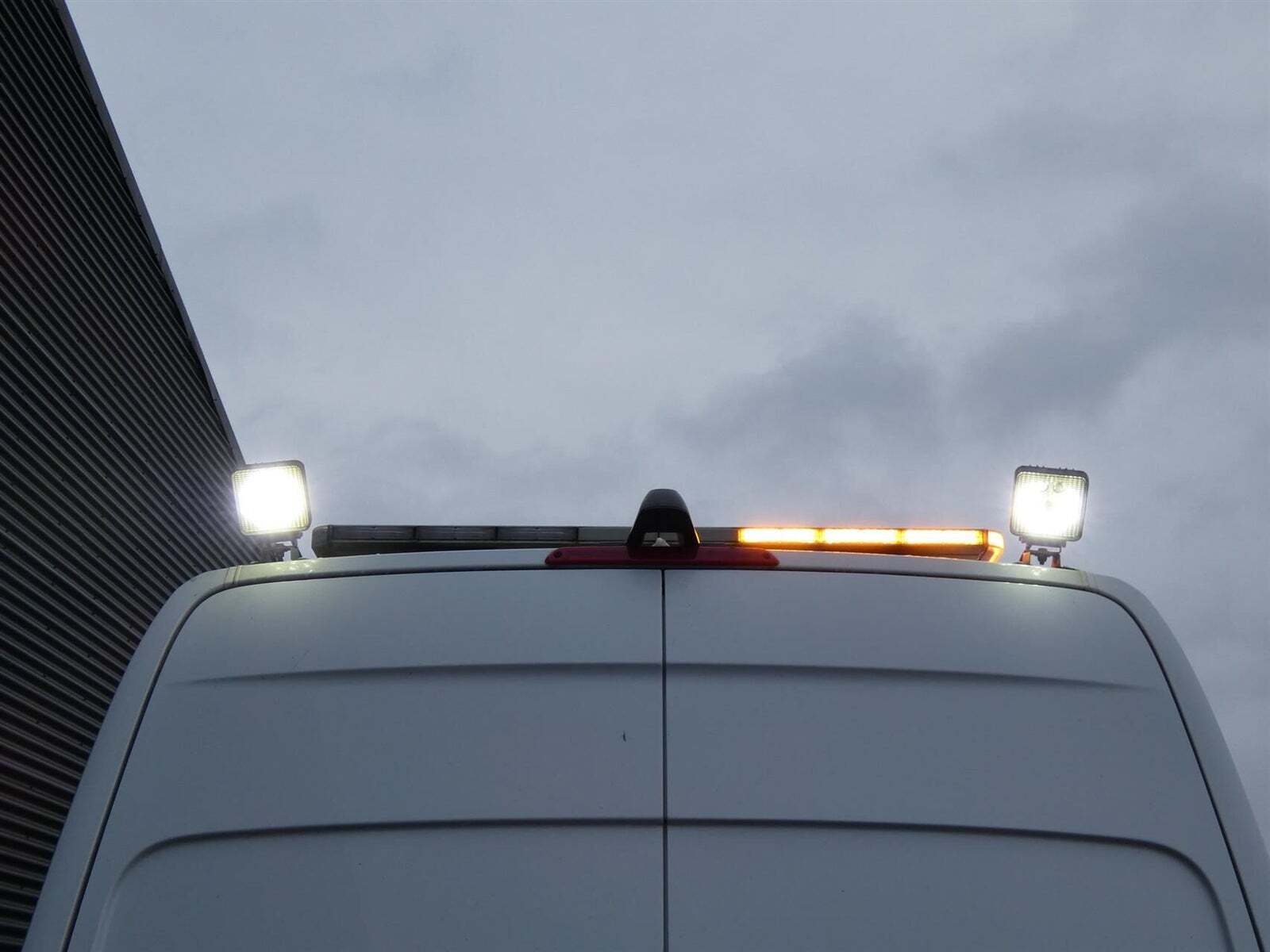 Hvid Mercedes Sprinter 516 fra 2020 set udefra