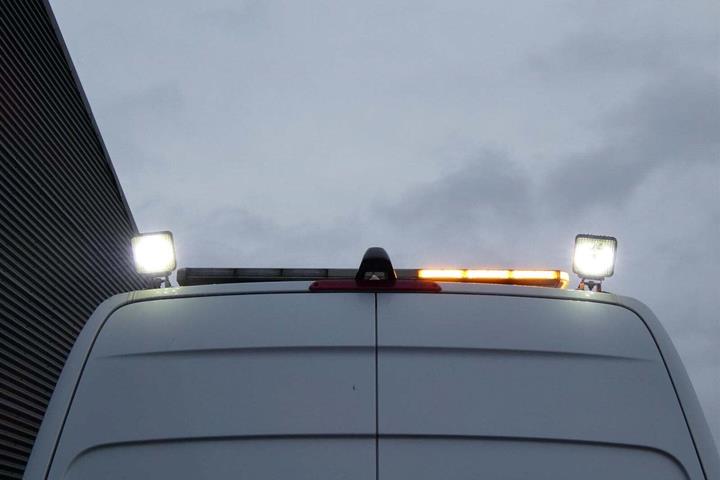 Hvid Mercedes Sprinter 516 fra 2020 set udefra