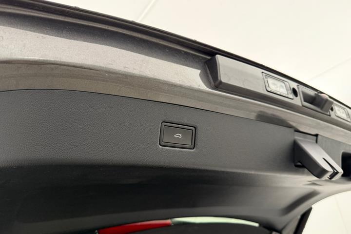Grå Ford Explorer fra 2025