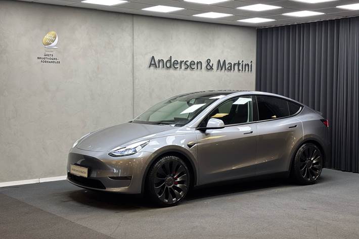 Grå Tesla Model Y fra 2023