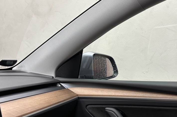 Grå Tesla Model Y fra 2023