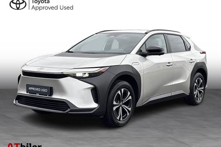 Sølv Toyota BZ4X fra 2023 set udefra
