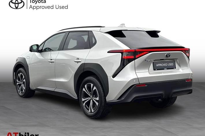 Sølv Toyota BZ4X fra 2023