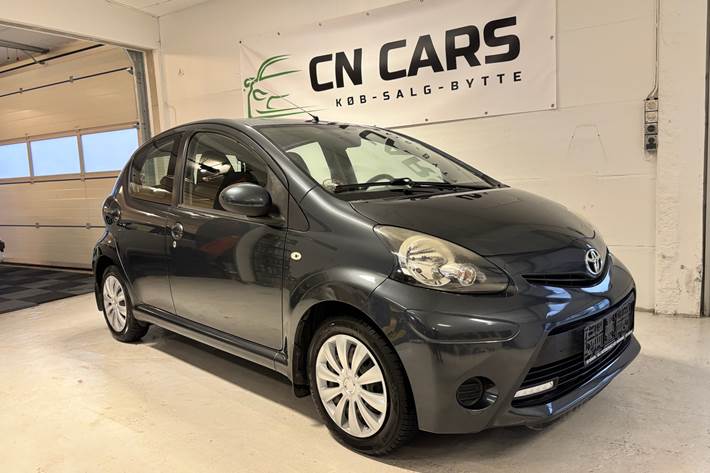 Grå Toyota Aygo fra 2012 set udefra