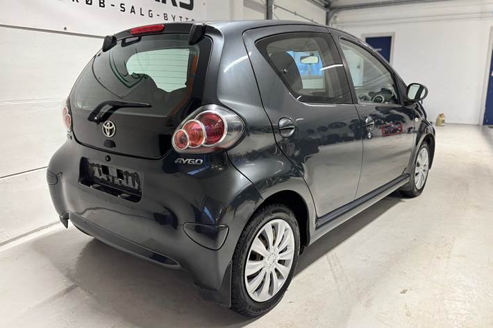 Grå Toyota Aygo fra 2012