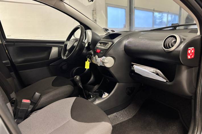 Grå Toyota Aygo fra 2012