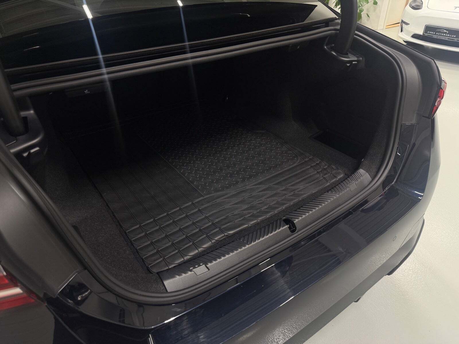 Blå BMW i5 fra 2024