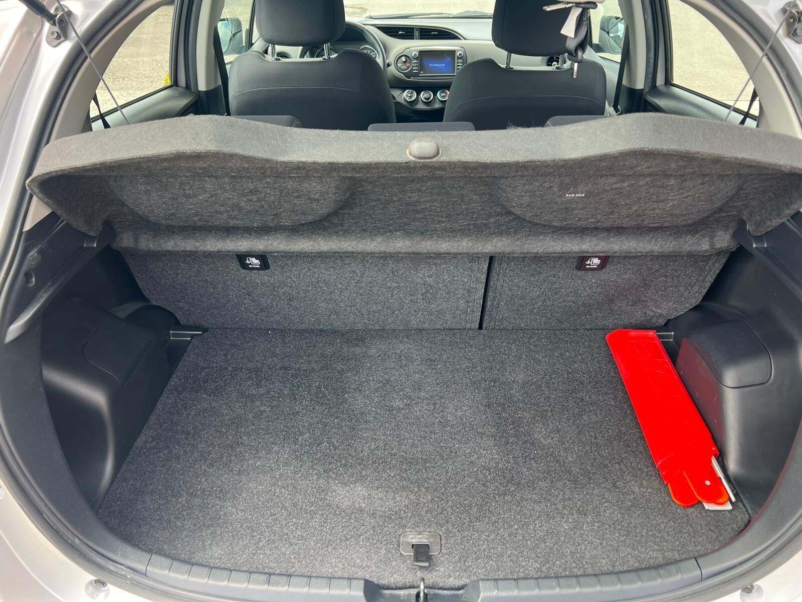 Sølv Toyota Yaris fra 2018