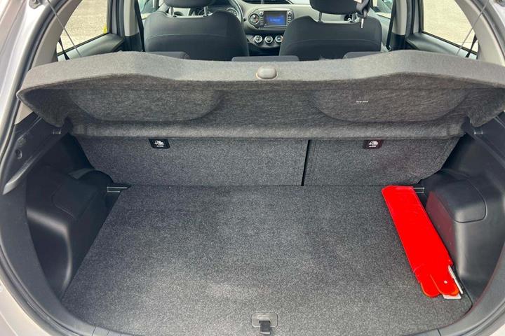 Sølv Toyota Yaris fra 2018