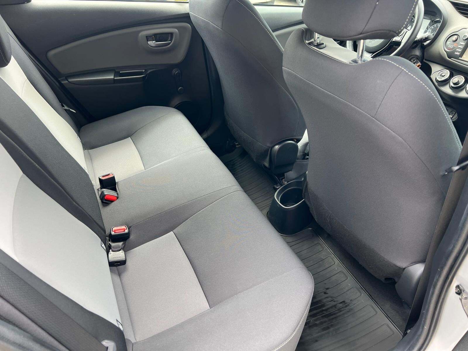 Sølv Toyota Yaris fra 2018