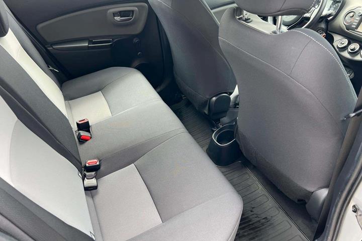 Sølv Toyota Yaris fra 2018