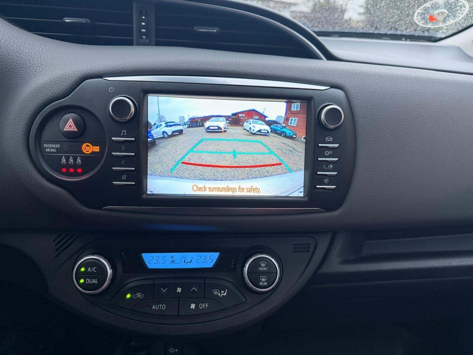 Sølv Toyota Yaris fra 2018