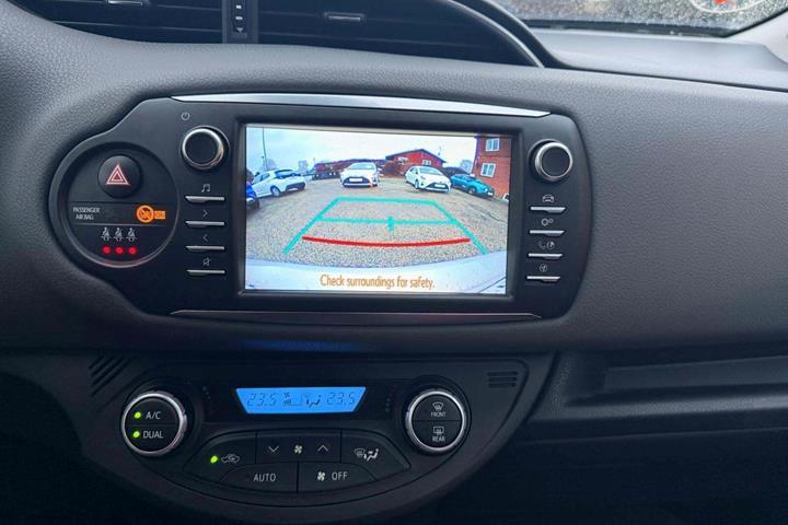 Sølv Toyota Yaris fra 2018