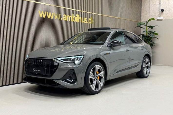 Grå Audi e-tron fra 2022 set udefra