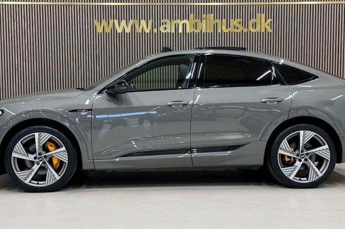 Grå Audi e-tron fra 2022