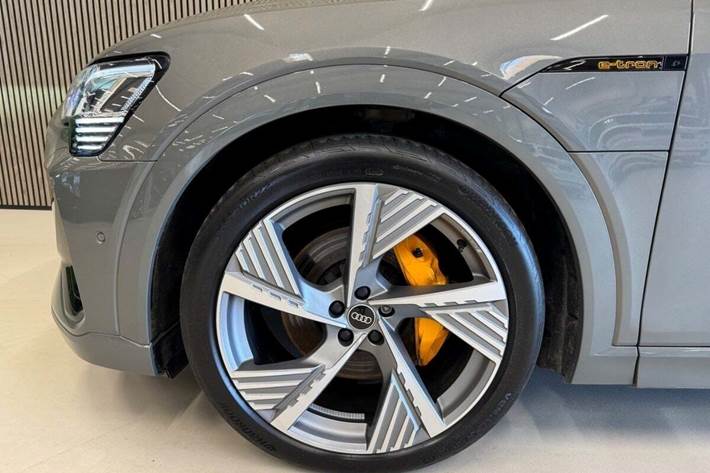 Grå Audi e-tron fra 2022
