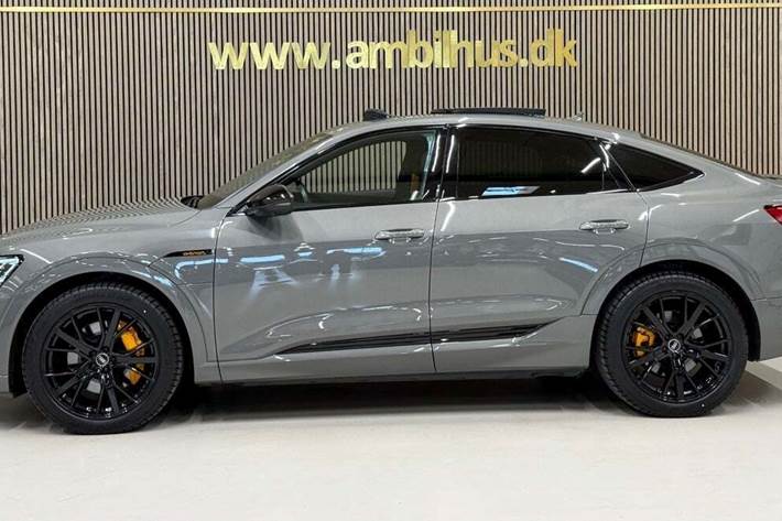 Grå Audi e-tron fra 2022