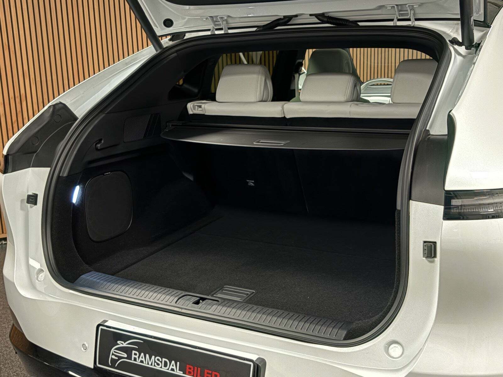 Hvid Xpeng G6 fra 2025