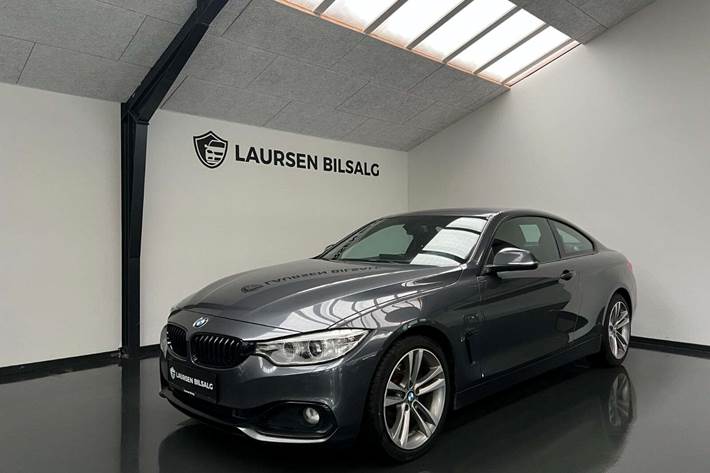 Sort BMW 428i fra 2015 set udefra