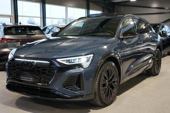 Blå Audi Q8 e-tron fra 2024