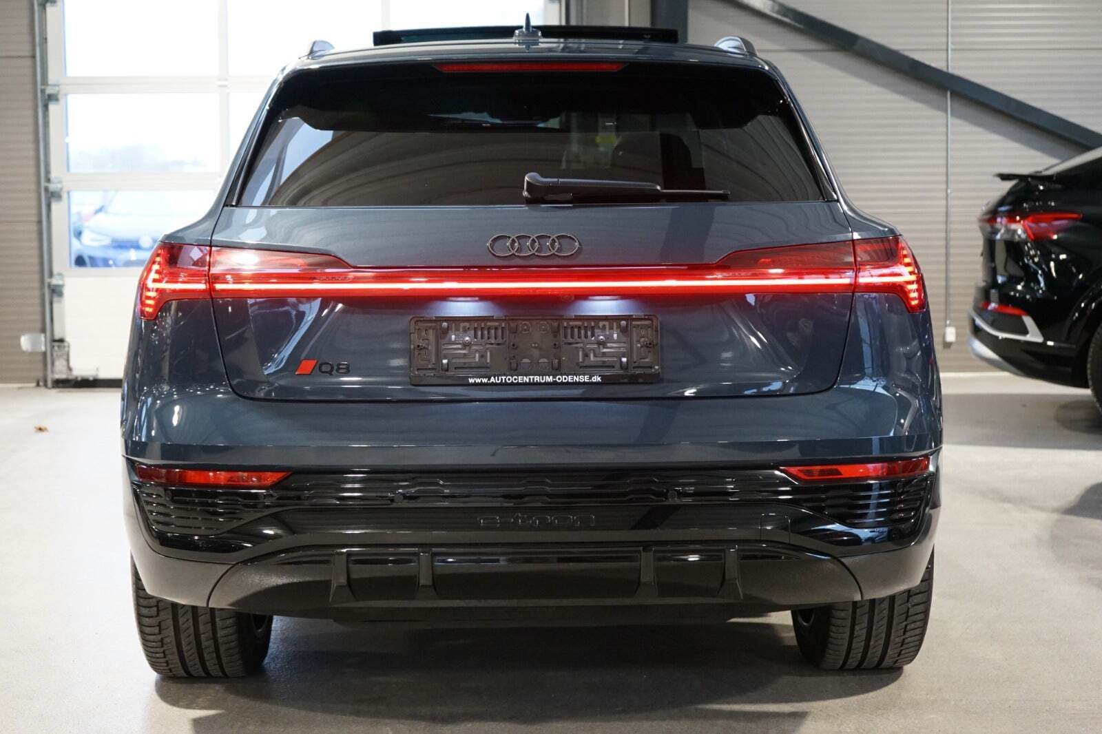 Blå Audi Q8 e-tron fra 2024