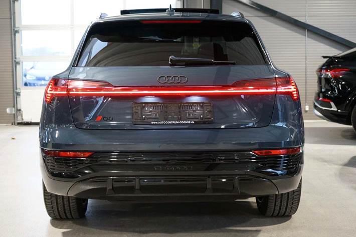 Blå Audi Q8 e-tron fra 2024