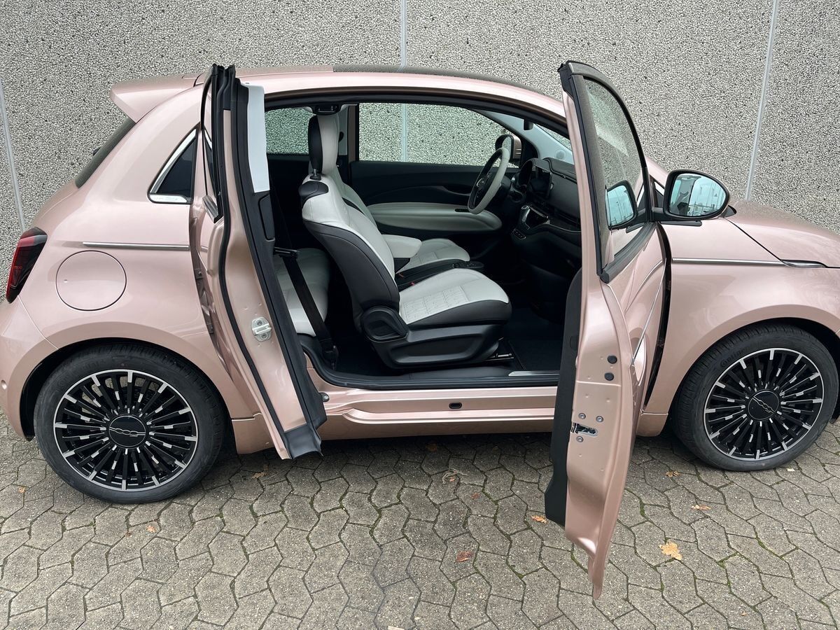 Grå Fiat 500e fra 2023