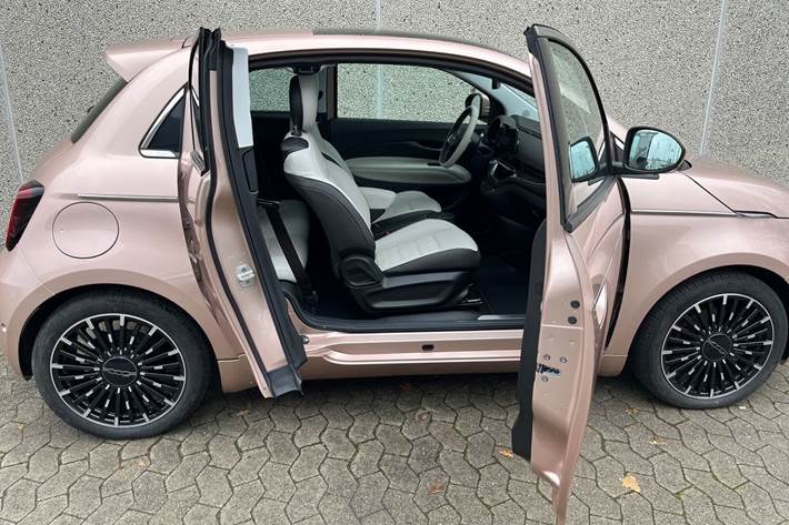 Grå Fiat 500e fra 2023