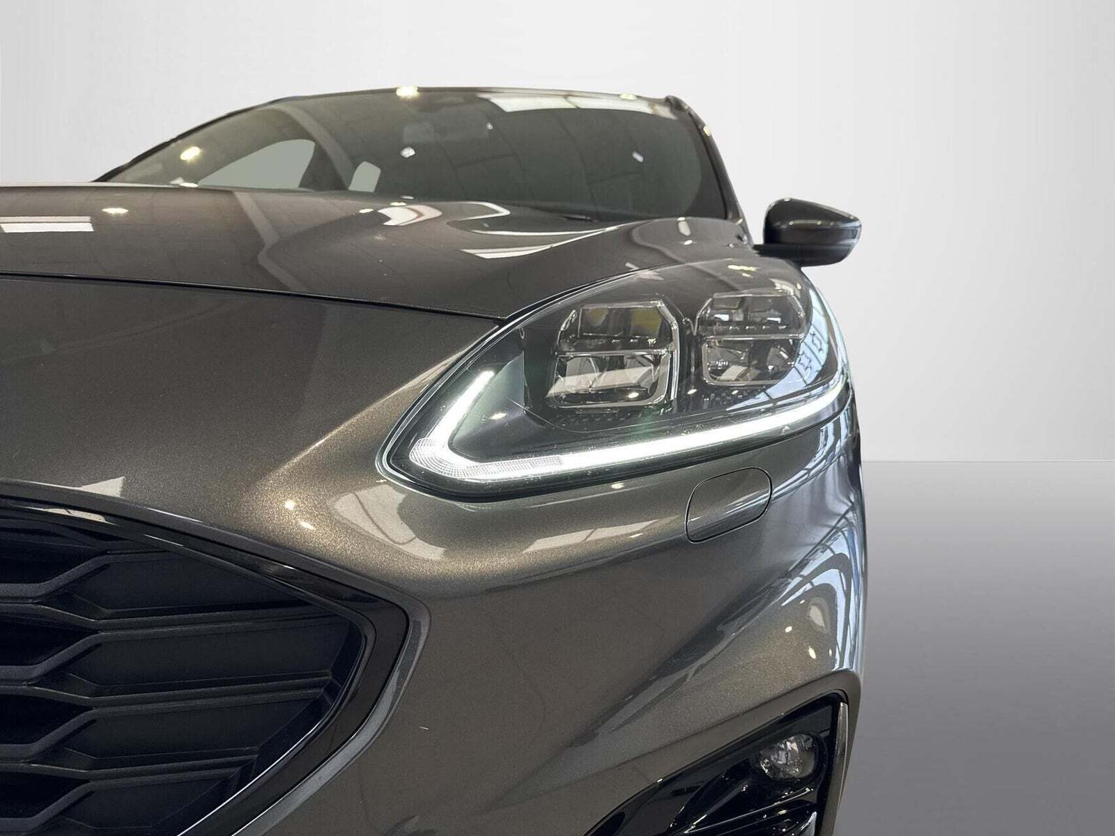 Grå Ford Kuga fra 2021