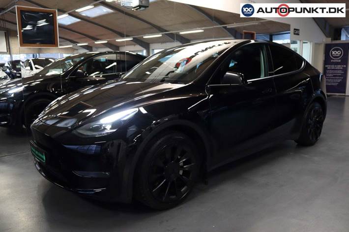 Sort Tesla Model Y fra 2023 set udefra