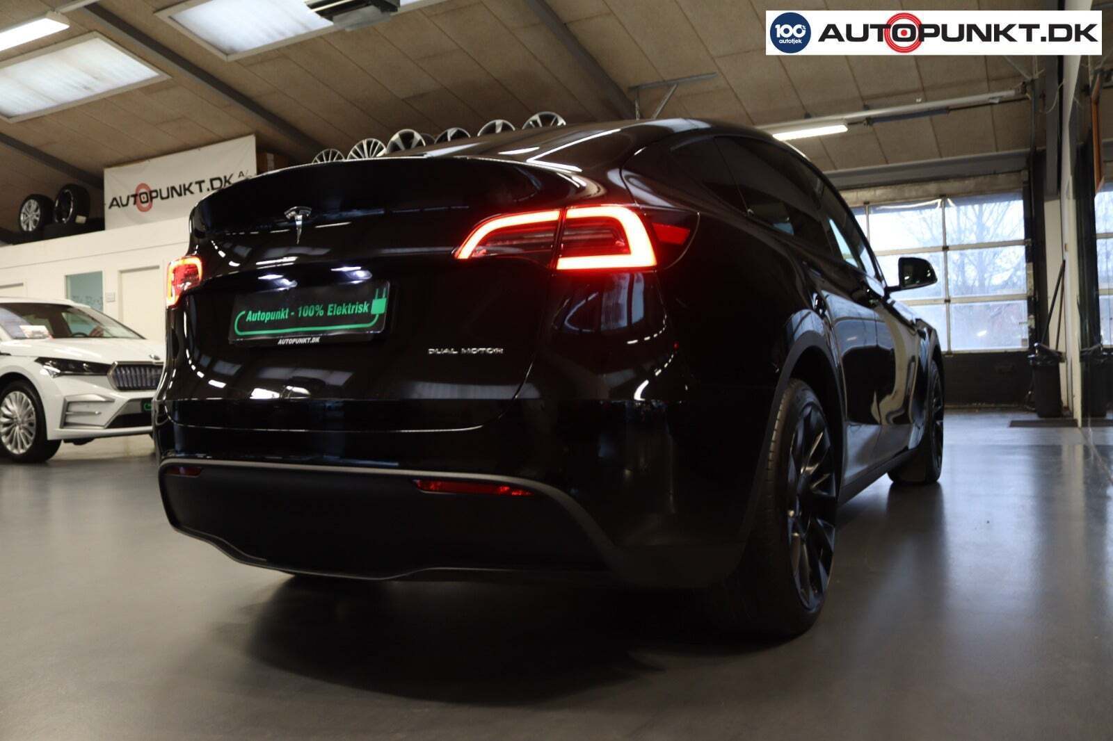 Sort Tesla Model Y fra 2023