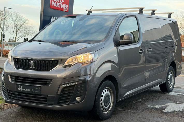 Grå Peugeot Expert fra 2021 set udefra