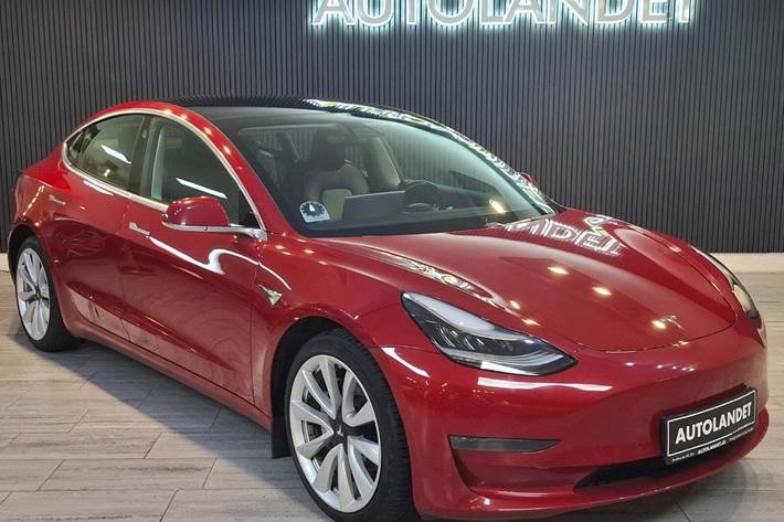 Rød Tesla Model 3 fra 2019