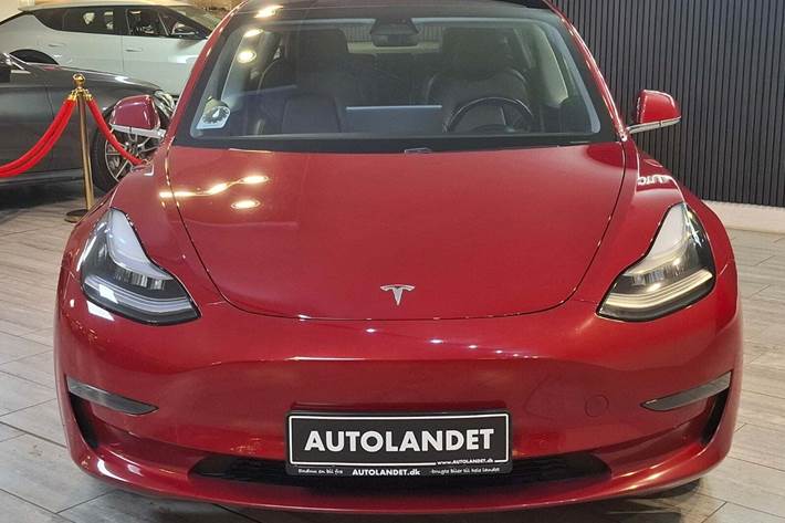 Rød Tesla Model 3 fra 2019