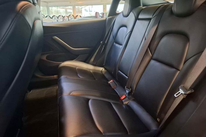 Rød Tesla Model 3 fra 2019