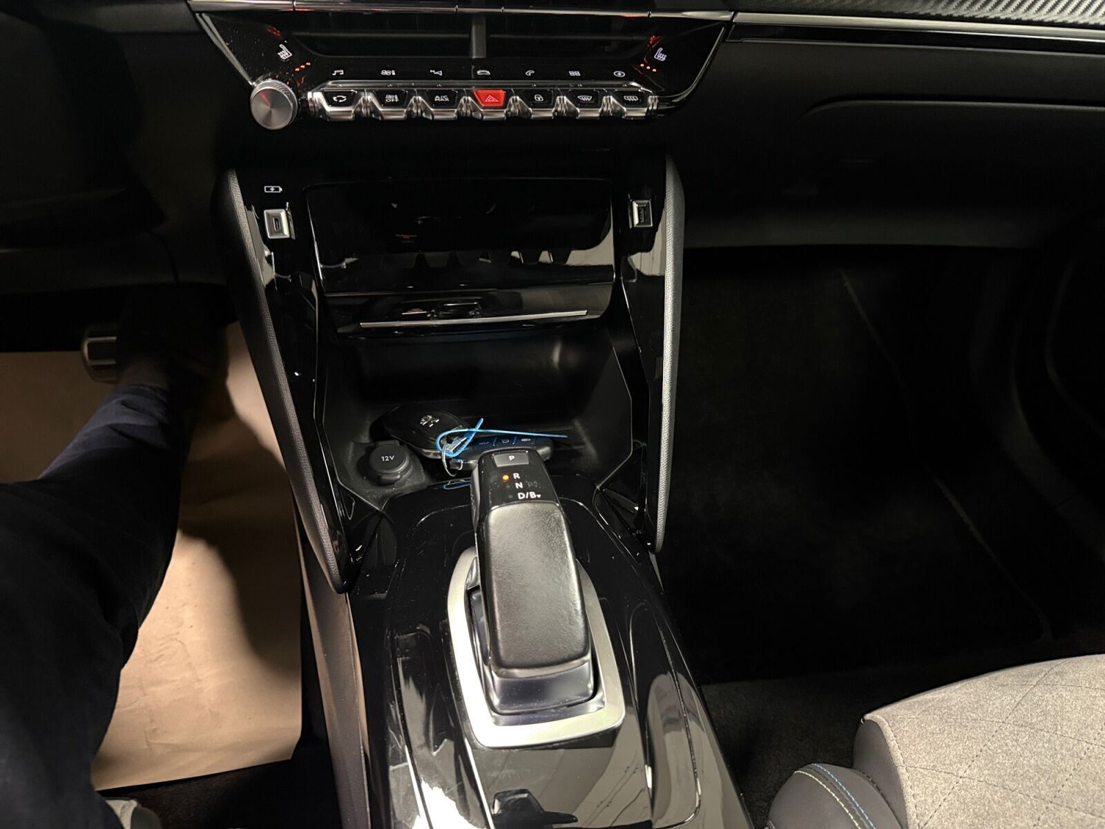 Hvid Peugeot e-2008 fra 2021